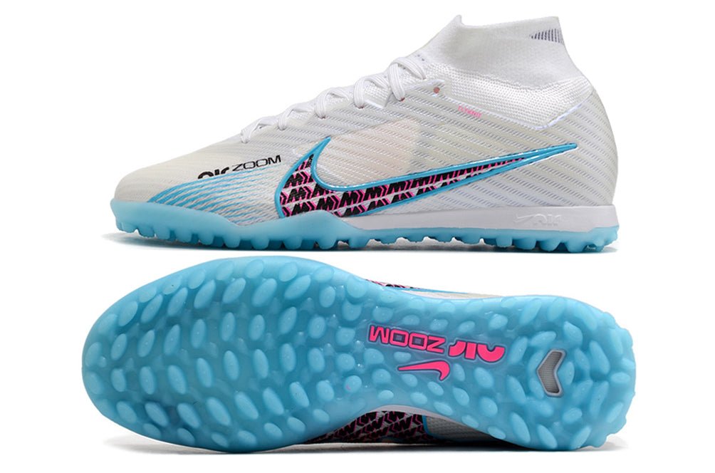 Crampons Nike Mercurial Superfly IX Elite, chaussures de football avec semelles en métal et design aérodynamique.