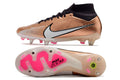 Crampons Nike Mercurial Superfly IX Elite, chaussures de football avec semelles cloutées et design aérodynamique.