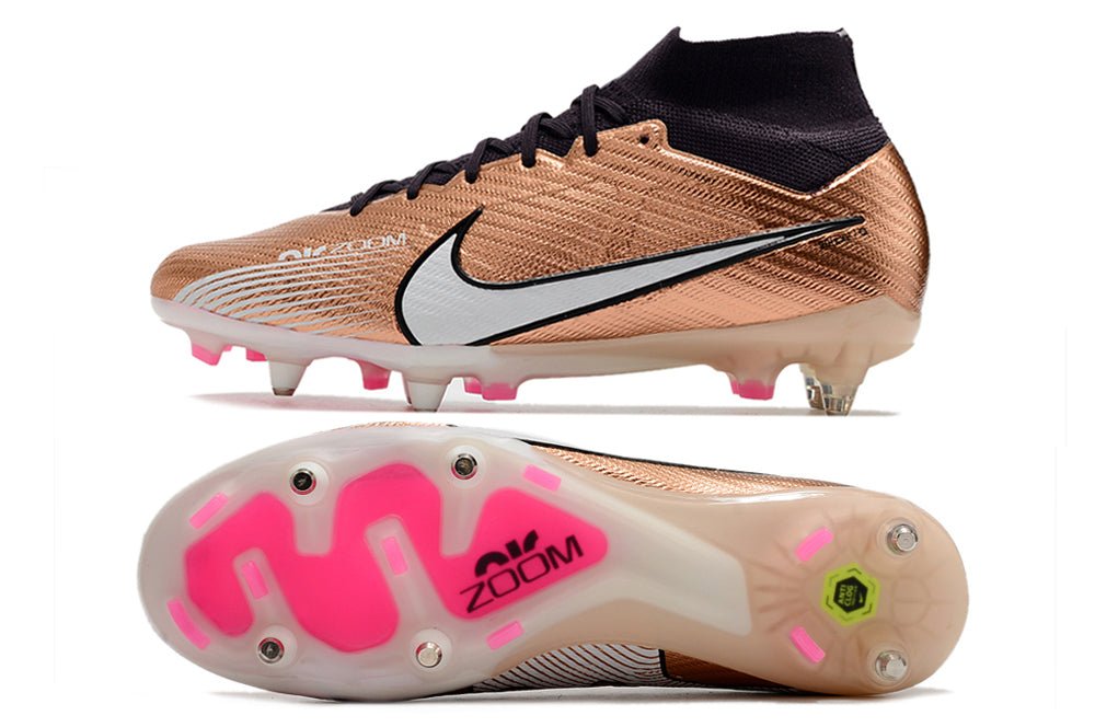 Crampons Nike Mercurial Superfly IX Elite, chaussures de football avec semelles cloutées et design aérodynamique.