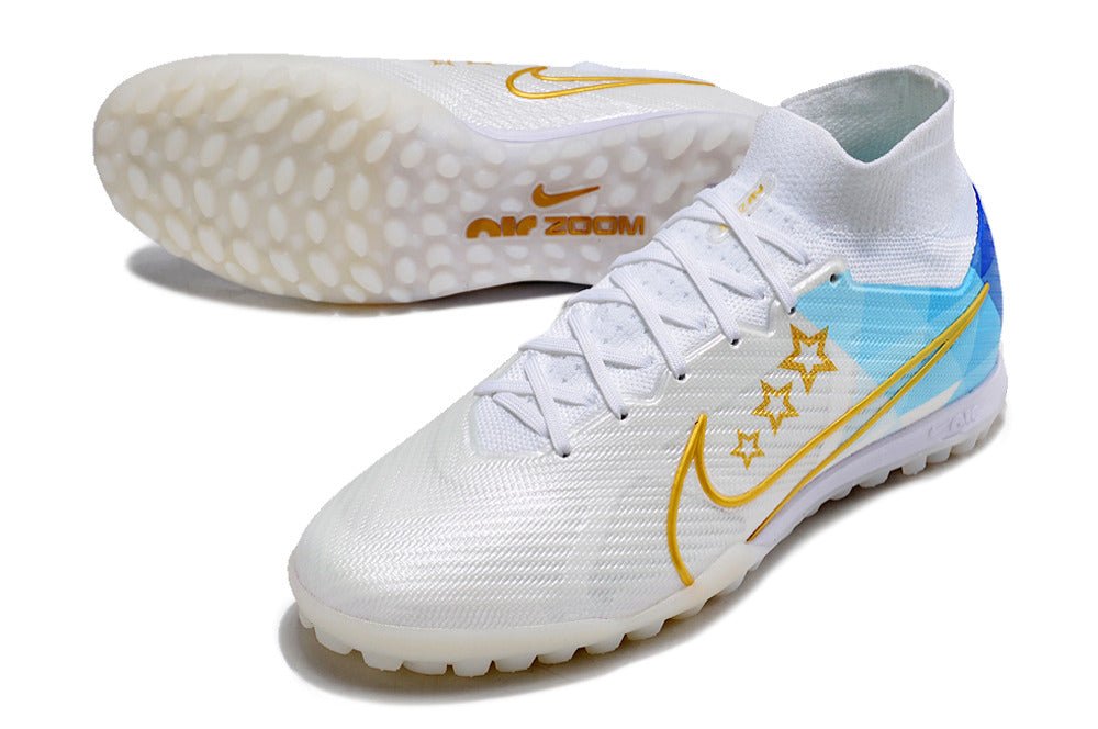 Crampons Nike Mercurial Superfly IX Elite pour football, semelles en acier pour adhérence optimale sur le terrain.