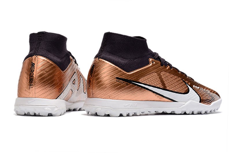 Crampons Nike Mercurial Superfly IX Elite, chaussures de football avec semelles en spikes pour terrain dur, vue de dessus.