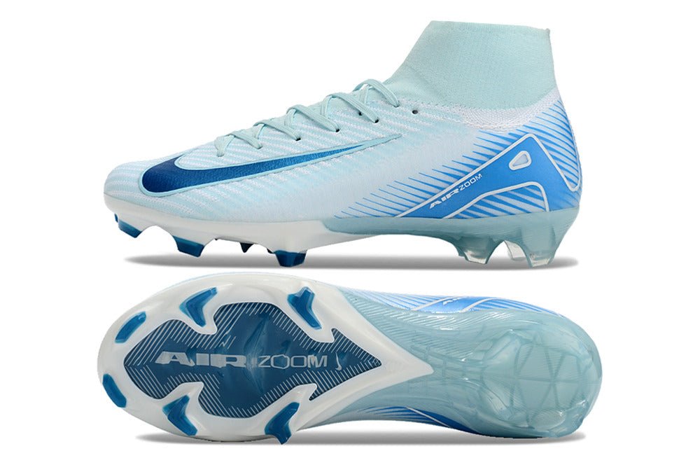 Crampons Nike Mercurial Superfly IX Elite avec semelles en caoutchouc et crampons métalliques pour football.