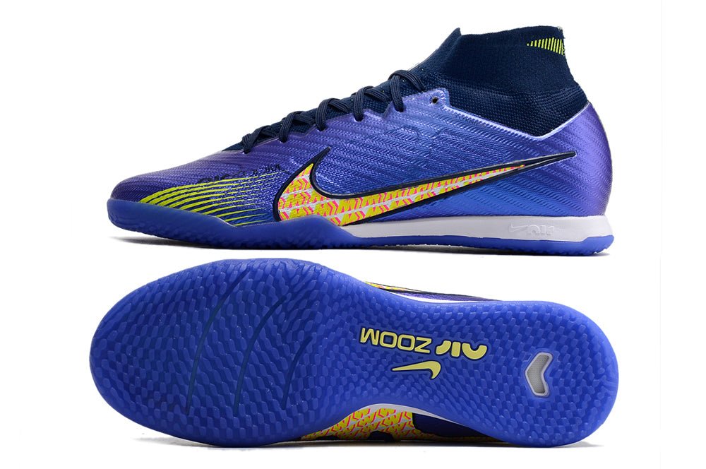 Crampons Nike Mercurial Superfly IX Elite avec semelles à crampons pour football, vue en gros plan.