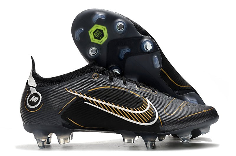 Crampons Nike Mercurial Superfly IX Elite, chaussures de football avec semelles à crampons en gros plan.