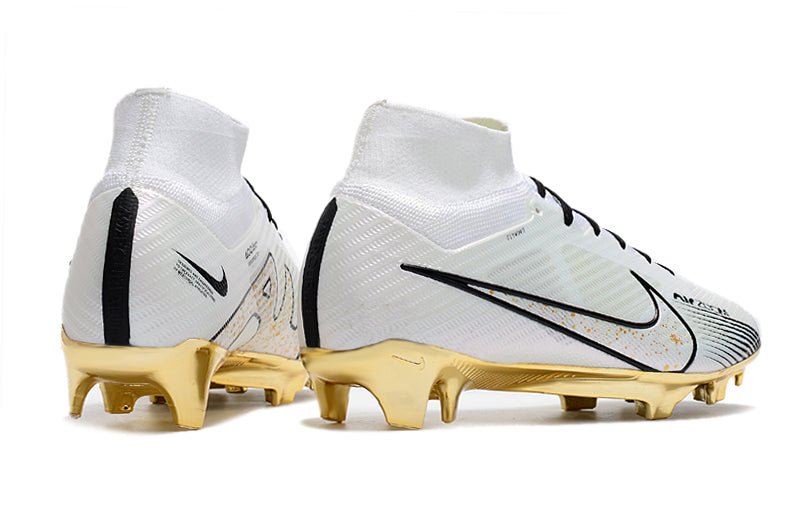 Crampons Nike Mercurial Superfly IX Elite pour football, semelles en acier pour une meilleure adhérence sur le terrain.