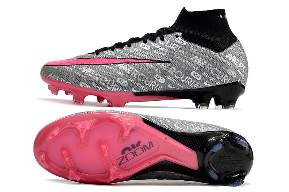 Crampons Nike Mercurial Superfly IX Elite pour football, semelles en acier et design léger, visibles en vue rapprochée.