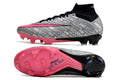 Crampons Nike Mercurial Superfly IX Elite pour football, semelles en acier et design léger, visibles en vue rapprochée.