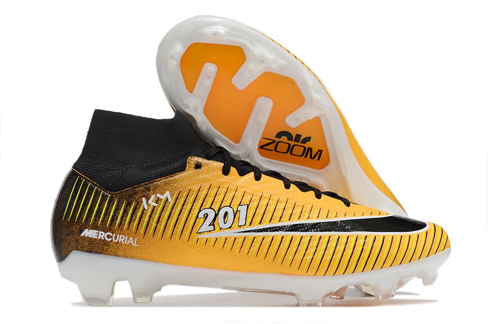 Crampons Nike Mercurial Superfly IX Elite avec pointes en acier pour football, visibles sur un fond blanc.