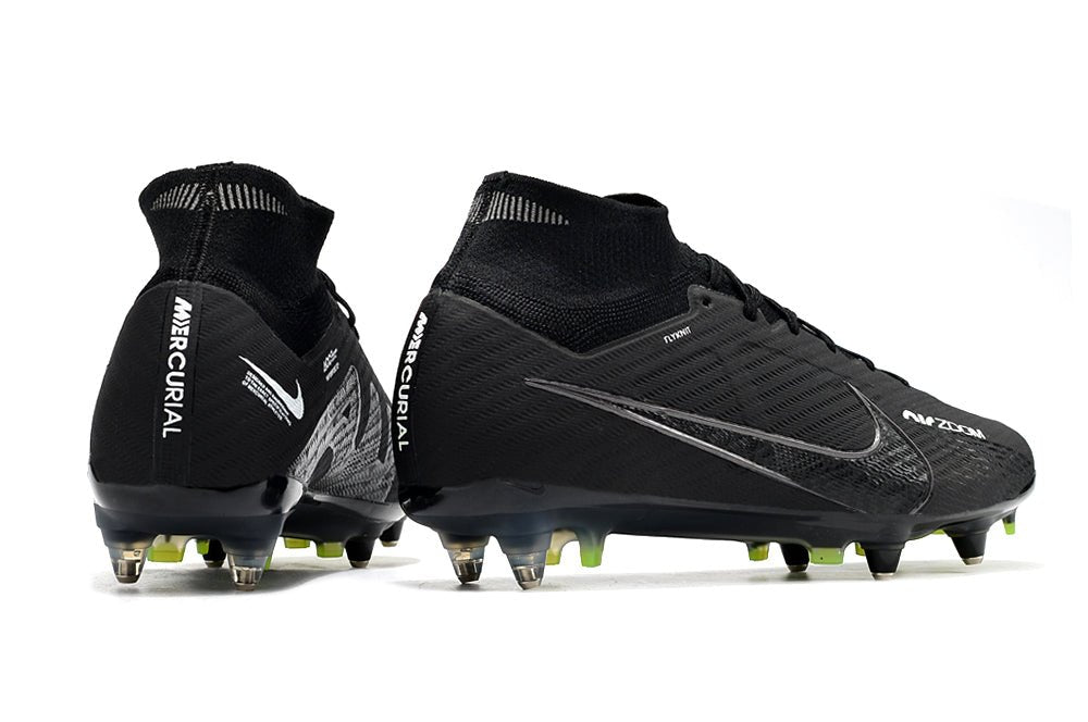 Crampons Nike Mercurial Superfly IX Elite, chaussure de football avec crampons en métal pour sol dur, vue de côté.