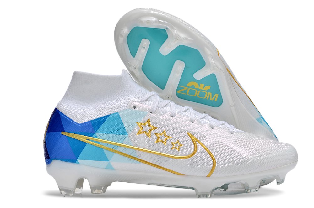 Crampons Nike Mercurial Superfly IX Elite pour football, vue en gros plan, avec semelles en acier et design innovant.