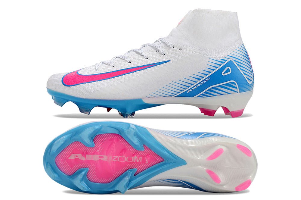 Crampons Nike Mercurial Superfly IX Elite avec studs en caoutchouc pour football, vue de face, sur fond blanc.