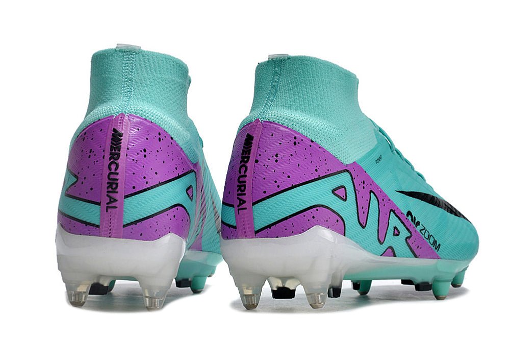 Crampons Nike Mercurial Superfly IX Elite, chaussures de football avec semelles en spike, visibles sur fond blanc.