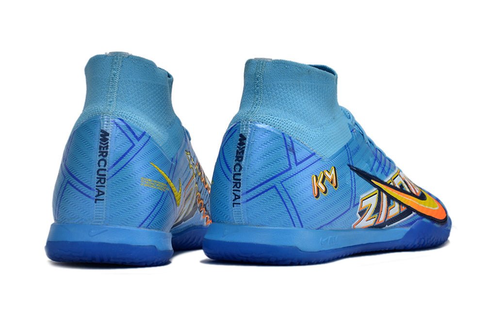 Crampons Nike Mercurial Superfly IX Elite pour football, vue détaillée de la semelle et du design de la chaussure.