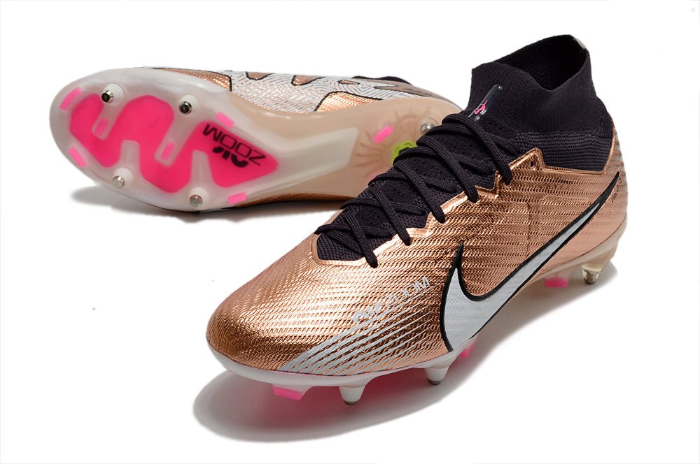 Crampons Nike Mercurial Superfly IX Elite avec semelles en caoutchouc, adaptés pour le football.