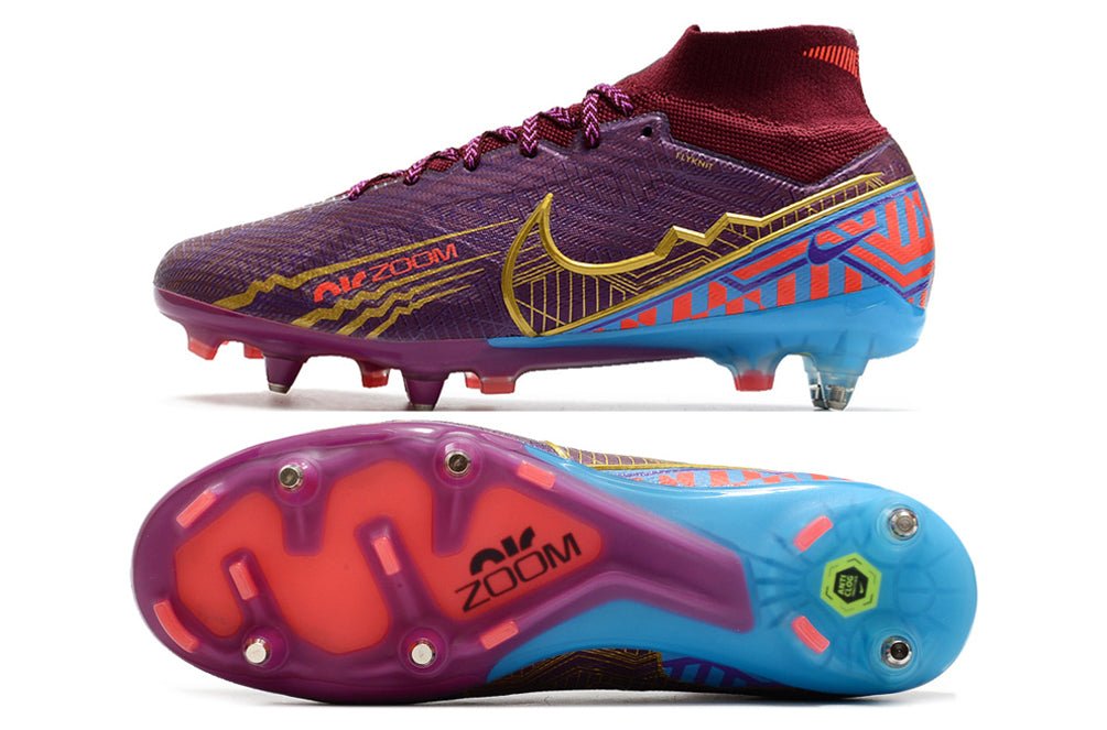 Crampons Nike Mercurial Superfly IX Elite avec semelles en métal pour football, visibles dans une image claire.
