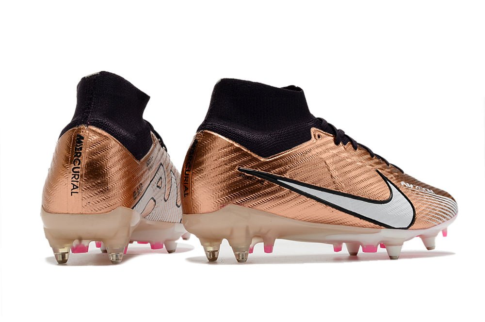 Crampons Mercurial Superfly IX Elite de Le 12 -ème Maillot, vue en gros plan, avec semelles en caoutchouc et fixation solide