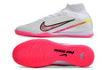 Crampons Nike Mercurial Superfly IX Elite pour football, semelles en métal et design léger, visibles sur l'image.