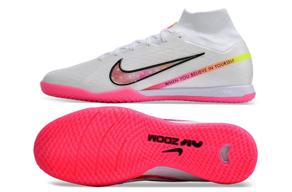 Crampons Nike Mercurial Superfly IX Elite pour football, semelles en métal et design léger, visibles sur l'image.