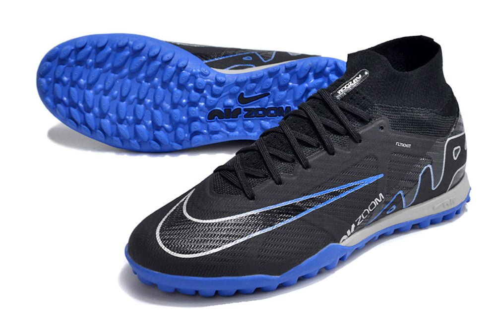 Crampons Nike Mercurial Superfly IX Elite, chaussures de football avec crampons en métal visibles.