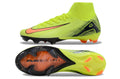 Crampons Nike Mercurial Superfly IX Elite avec semelles en caoutchouc et crampons en acier pour football.