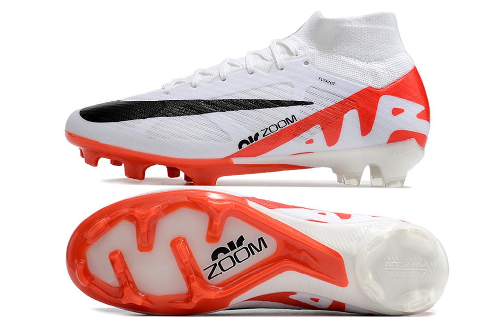 Crampons Nike Mercurial Superfly IX Elite, chaussure de football avec crampons en métal, vue de côté sur surface de jeu