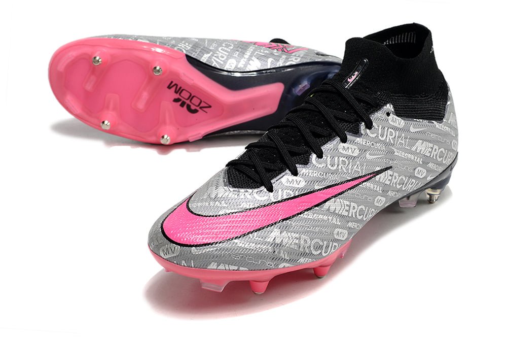 Crampons Nike Mercurial Superfly IX Elite avec semelles en caoutchouc pour football, vue de face.
