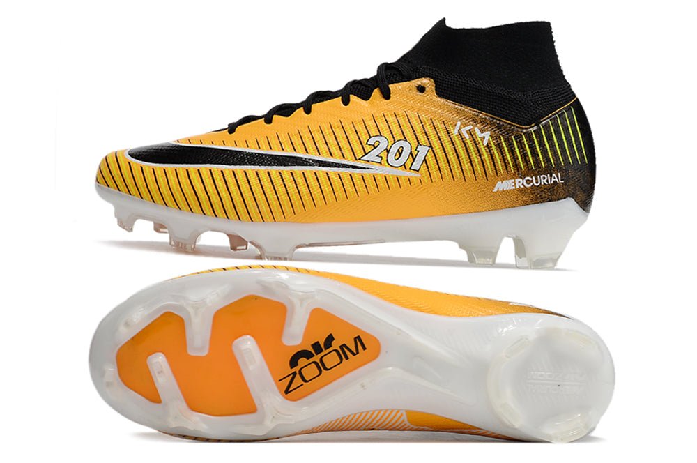 Crampons Nike Mercurial Superfly IX Elite pour football, semelles en acier et design innovant, visibles sur l'image.