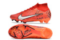 Crampons Mercurial Superfly IX Elite de Le 12 -ème Maillot, vue en gros plan sur la semelle et les pointes pour football.