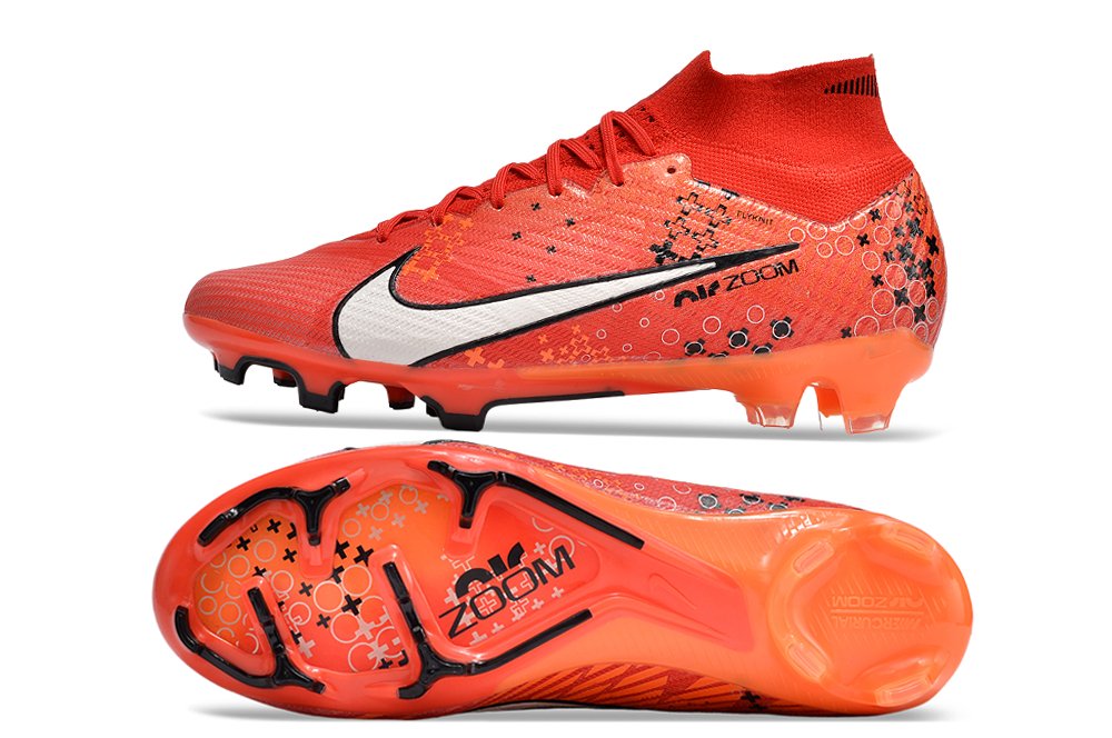 Crampons Mercurial Superfly IX Elite de Le 12 -ème Maillot, vue en gros plan sur la semelle et les pointes pour football.
