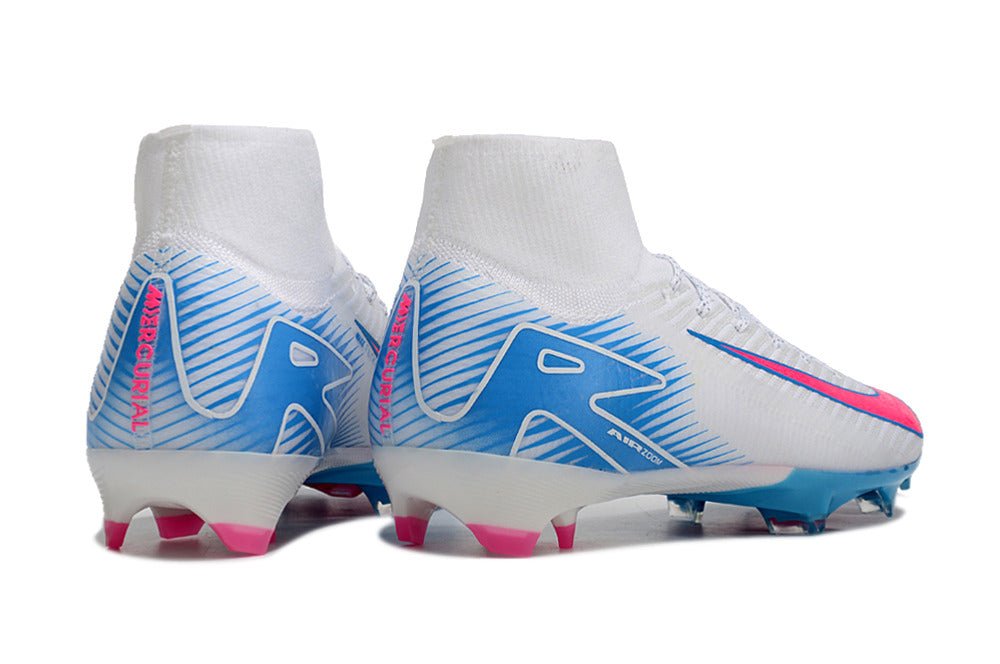 Crampons Nike Mercurial Superfly IX Elite avec studs en acier pour football, vue de côté montrant la semelle et la fixation.