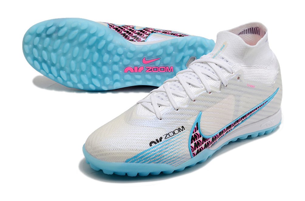 Crampons Nike Mercurial Superfly IX Elite, chaussures de football avec semelles en métal pour traction optimale.
