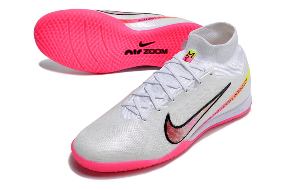 Crampons Nike Mercurial Superfly IX Elite avec crampons en acier, destinés aux joueurs de football, en jaune et noir.