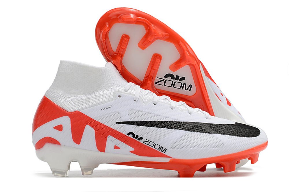 Crampons Nike Mercurial Superfly IX Elite pour football, semelles en acier pour une adhérence optimale sur le terrain.