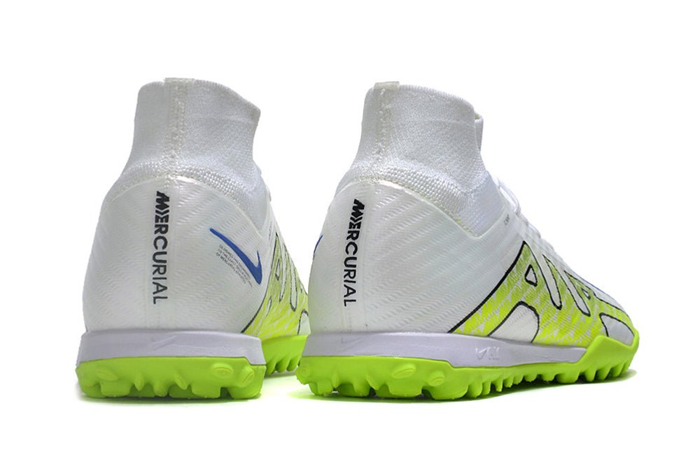Crampons Nike Mercurial Superfly IX Elite avec crampons en acier pour soccer, vue de dessus.