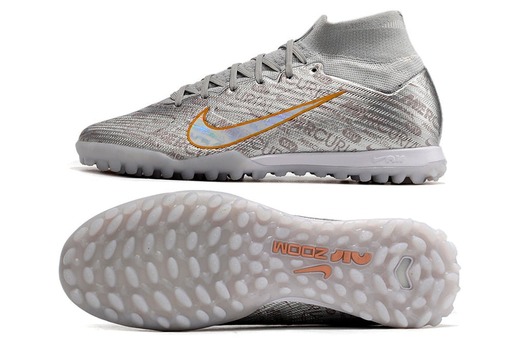 Crampons Nike Mercurial Superfly IX Elite avec semelles en caoutchouc pour football, vue en gros plan.
