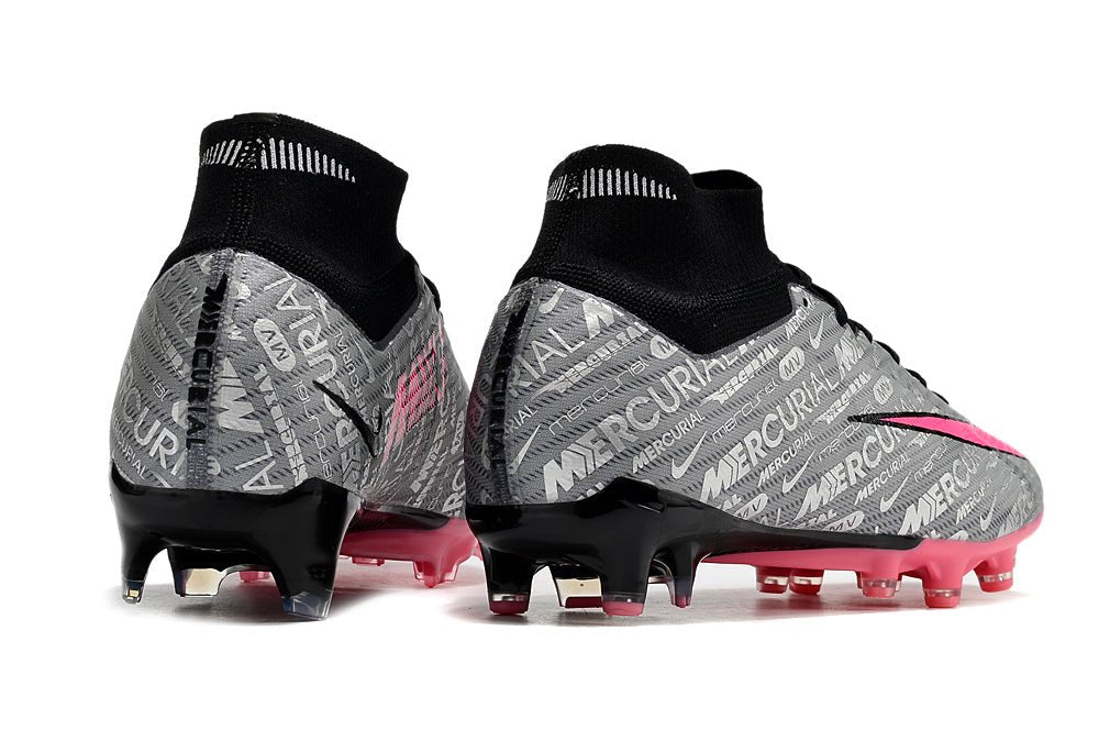 Crampons Mercurial Superfly IX Elite de Le 12 -ème Maillot, vue de face avec semelles en caoutchouc et crampons métalliques.