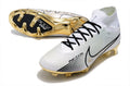 Crampons Nike Mercurial Superfly IX Elite avec semelles en caoutchouc pour football, vue de profil.