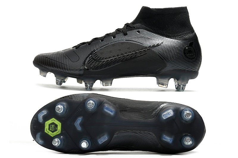 Crampons Nike Mercurial Superfly IX Elite avec semelles en caoutchouc, adaptés pour football, visibles sous le produit.