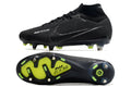 Crampons Nike Mercurial Superfly IX Elite avec semelles en caoutchouc et crampons métalliques pour football.