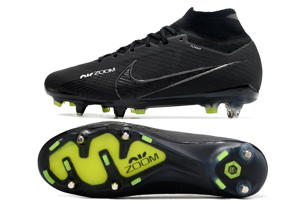Crampons Nike Mercurial Superfly IX Elite avec semelles en caoutchouc et crampons métalliques pour football.