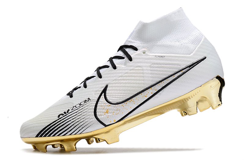 Crampons Nike Mercurial Superfly IX Elite, chaussures de football avec crampons en caoutchouc et design innovant, vue de côté.