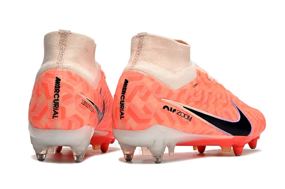Crampons Nike Mercurial Superfly IX Elite avec semelles en caoutchouc et crampons métalliques, pour football.