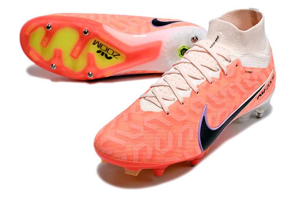 Crampons Nike Mercurial Superfly IX Elite pour football, semelles en acier, design noir et orange, vue de côté.