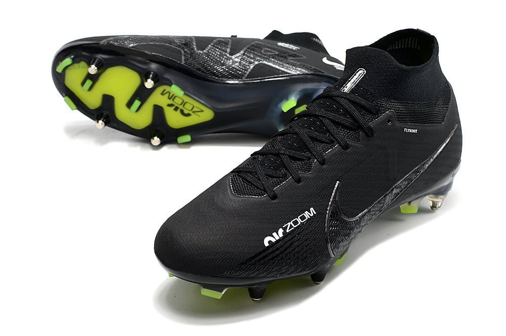 Crampons Nike Mercurial Superfly IX Elite pour football, semelles en acier, conçus pour performance et rapidité.