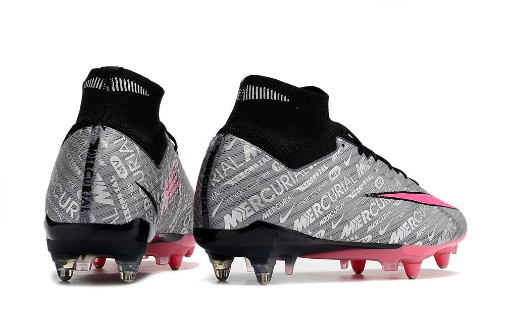 Crampons Nike Mercurial Superfly IX Elite avec motifs en caoutchouc et semelle en métal pour football.