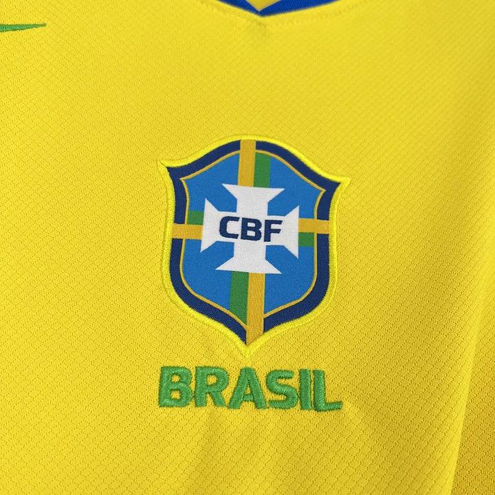 Maillot domicile de football Brésil 2025-2026, marque Le 12-ème Maillot, vue de face avec logo et design officiel.