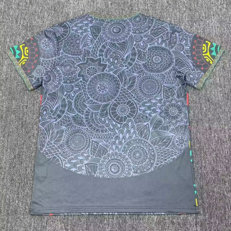 Maillot de football Mali 25/26 ans, noir, marque Le 12 -ème Maillot, tissu léger et design sportif visible sur l’image.