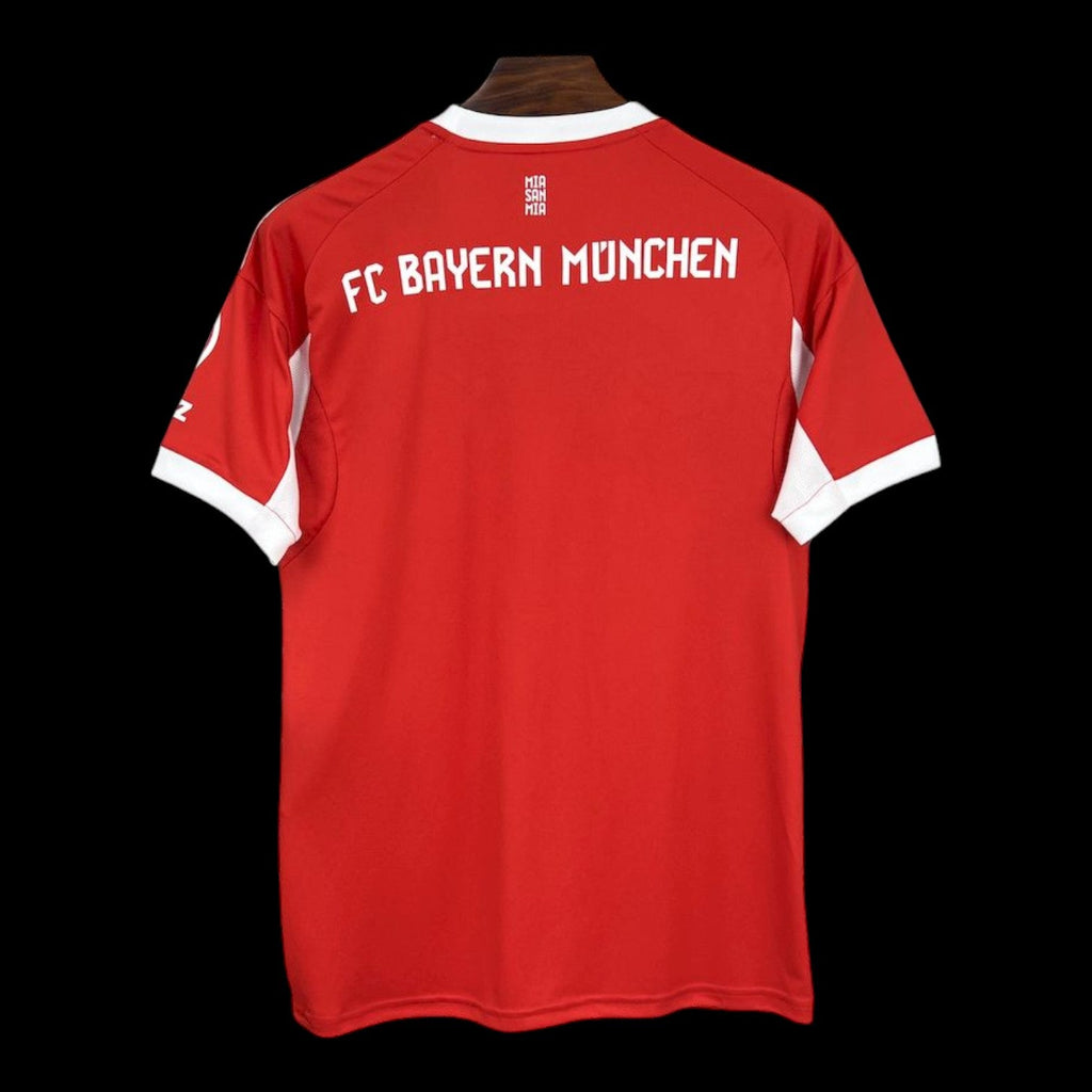 Maillot domicile Bayern Munich 25/26 de Le 12 -ème Maillot, maillot de football avec logo Bayern et couleurs traditionnelles.