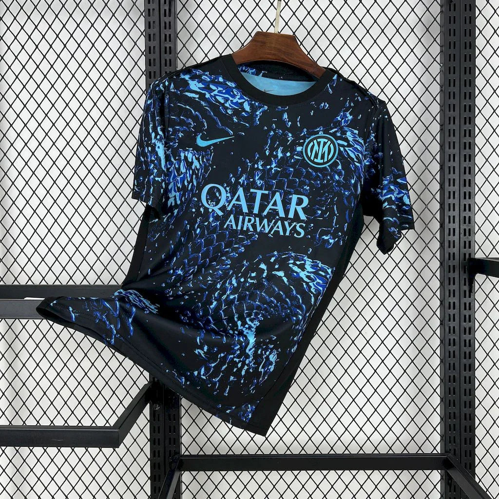 Maillot concept Inter Milan 2025-26, maillot de football bleu avec détails blanc et noir, par Le 12 -ème Maillot.
