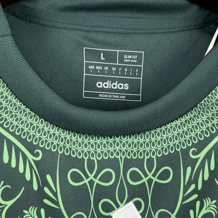 Maillot de football extérieur Algérie 2024/25 Le 12, maillot de l'équipe nationale avec logo et design blanc vert.